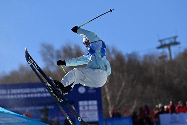 李方慧夺得自由式滑雪U型场地世界杯美国阿斯本站金牌